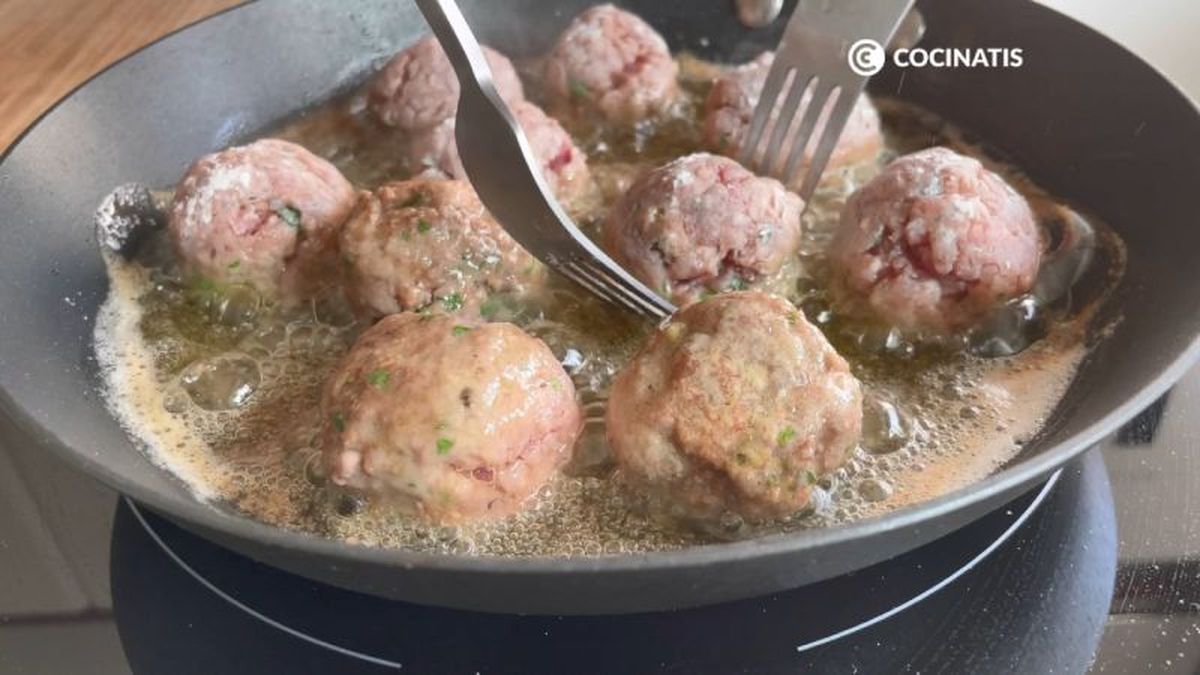 Doramos las albóndigas en una sartén
