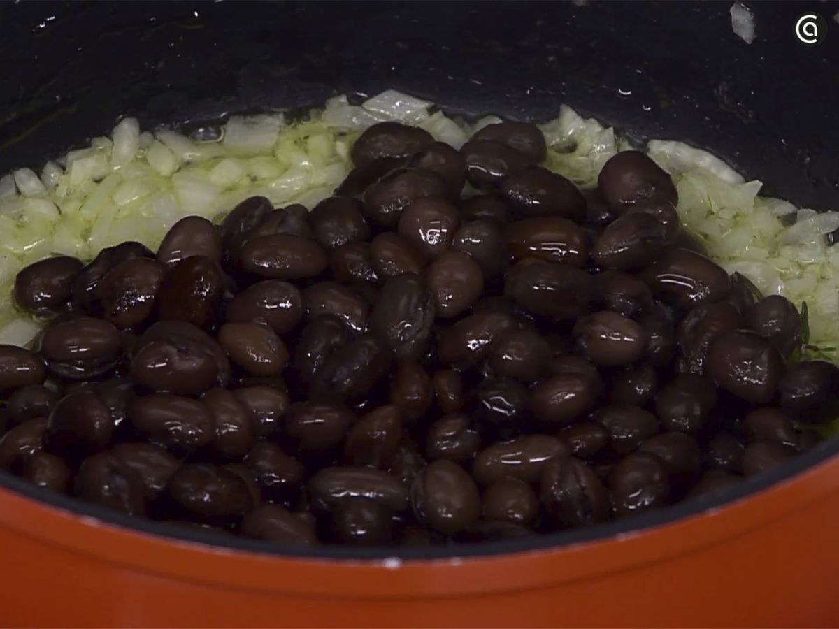 Cocina los frijoles con la cebolleta