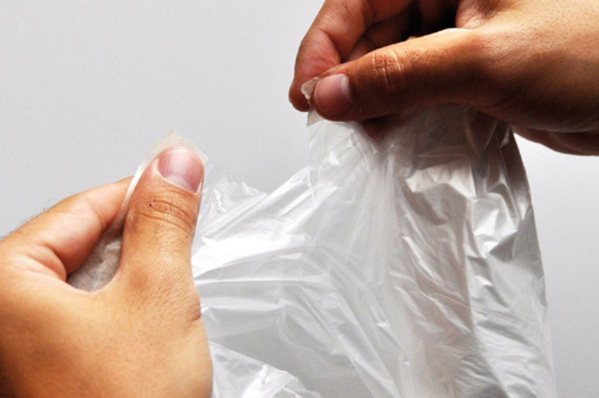 Cómo proteger bien todos los espacios de la casa antes de pintar   plastico cinta