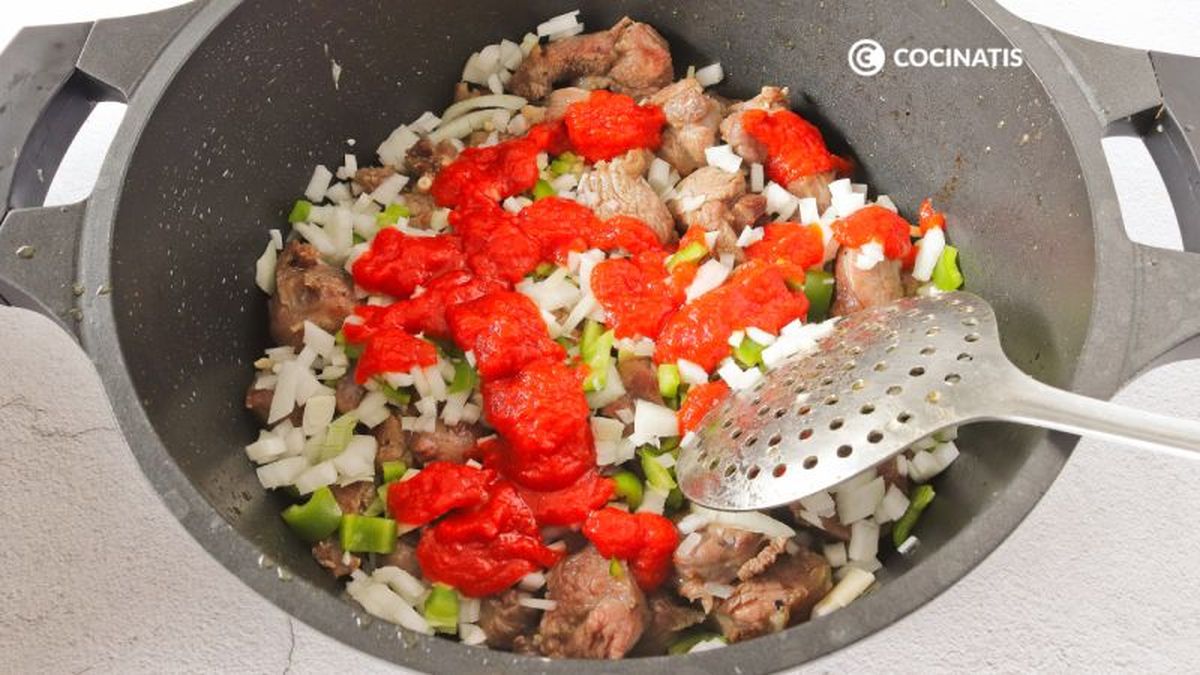 Agregamos las verduras y el tomate a la carne sellada