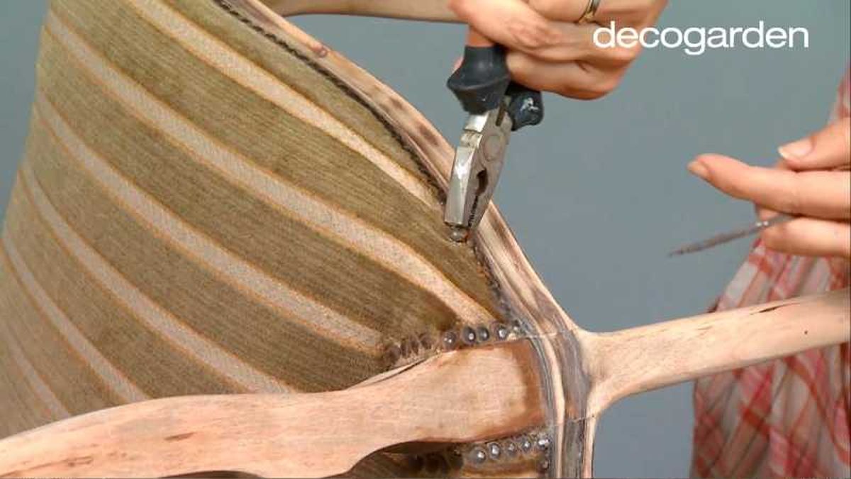 Quitar las tachuelas de la tapicería de una silla con un alicate.