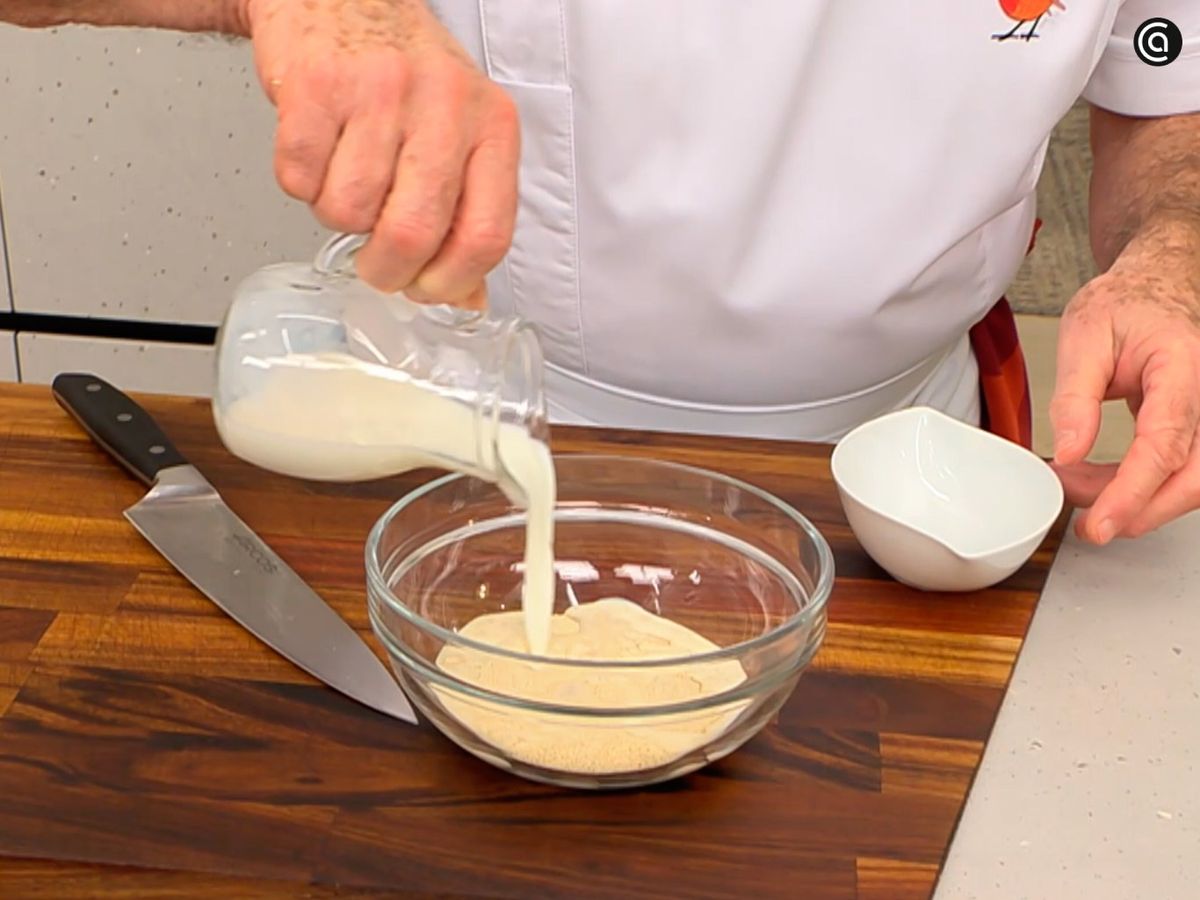 Mezcla el pan rallado con leche y deja que se hidrate unos minutos