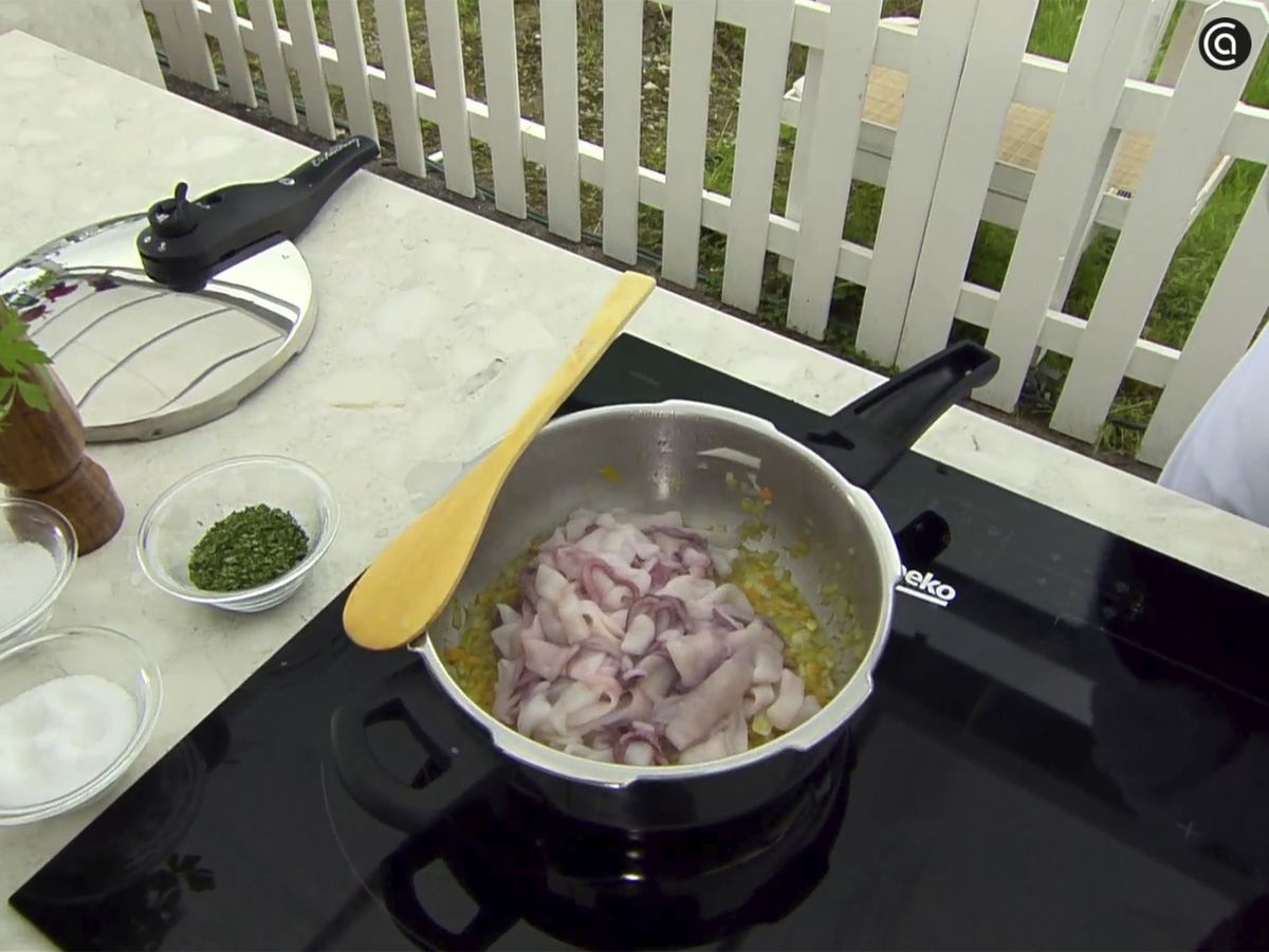 Cocina los calamares en la olla exprés junto con la verdura
