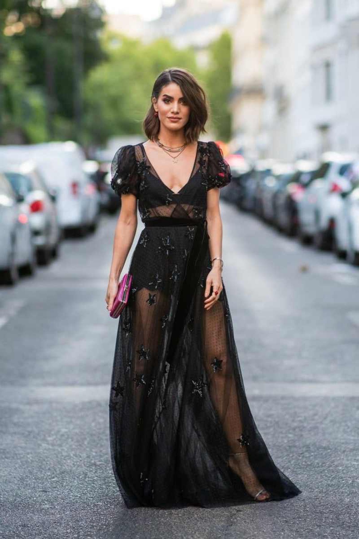 Ropa interior negra bajo vestido transparente negro de plumeti