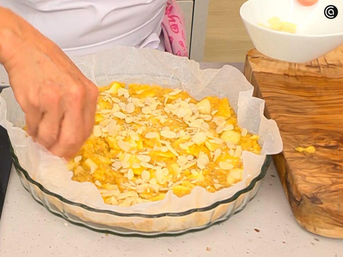 Pon la mezcla en el molde y espolvorea almendra fileteada