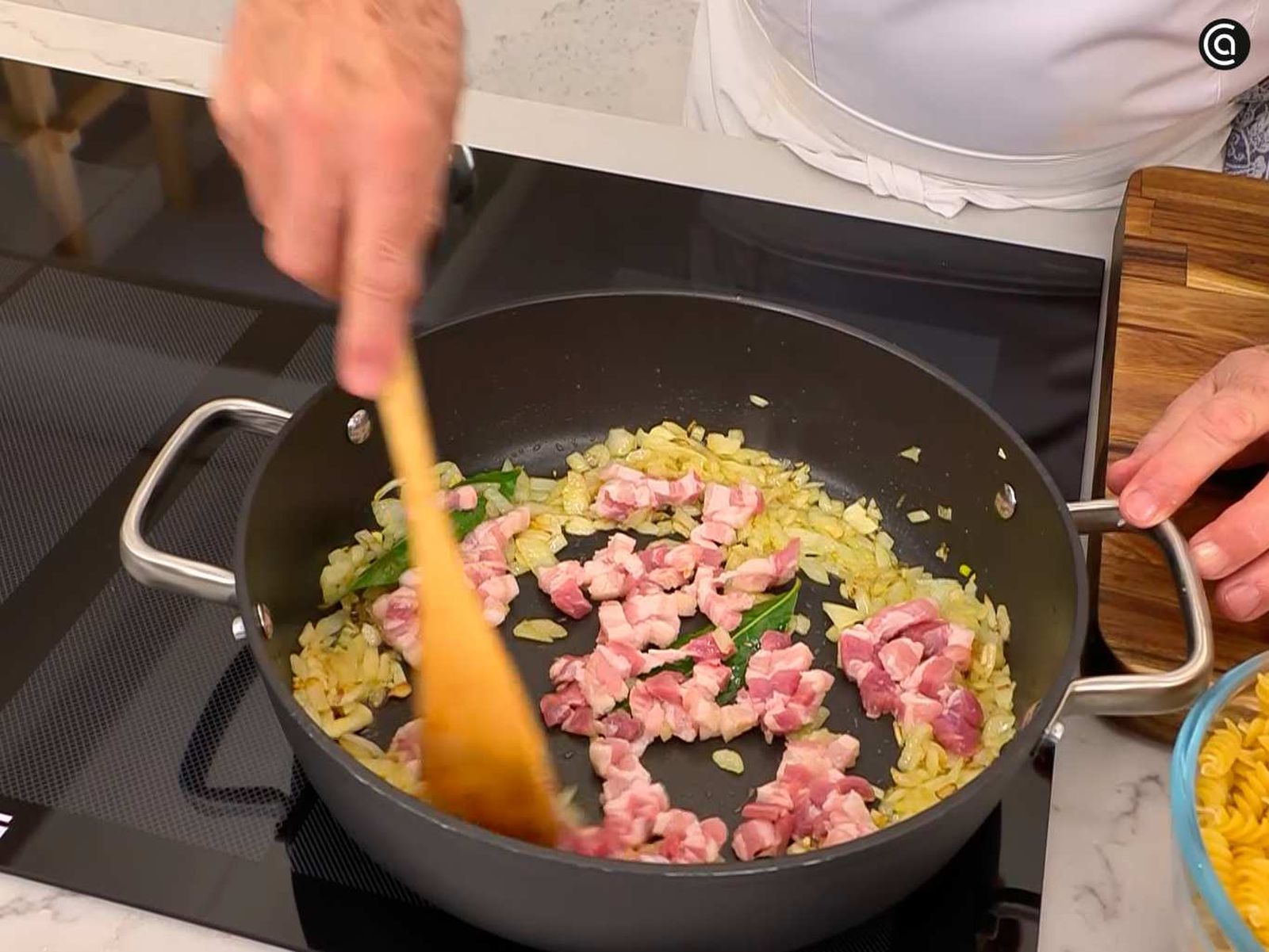 Rehoga la cebolla con la panceta Rehoga la cebolla con la panceta