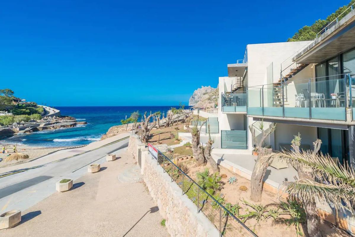 Apartamentos admiten mascotas primera linea playa CalaSantVicenc Mallorca