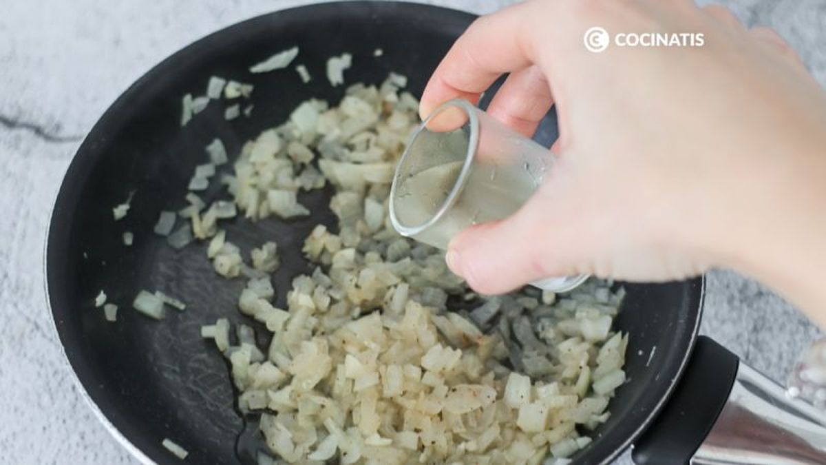 Agregamos vino blanco al sofrito de cebolla