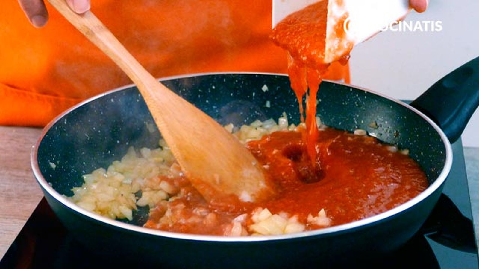 Sofríe el ajo y la cebolla junto con el tomate triturado Receta de albóndigas con salsa de tomate paso 1