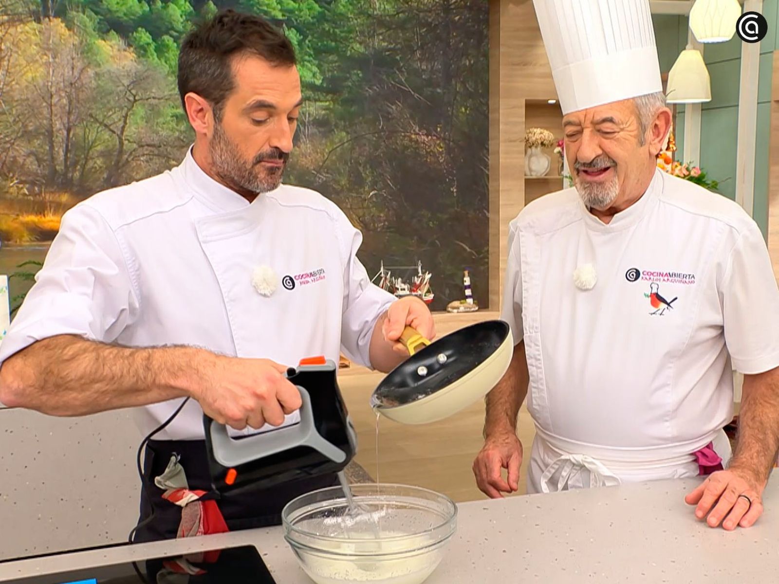 Monta el merengue italiano a punto firme y colócalo en una manga pastelera