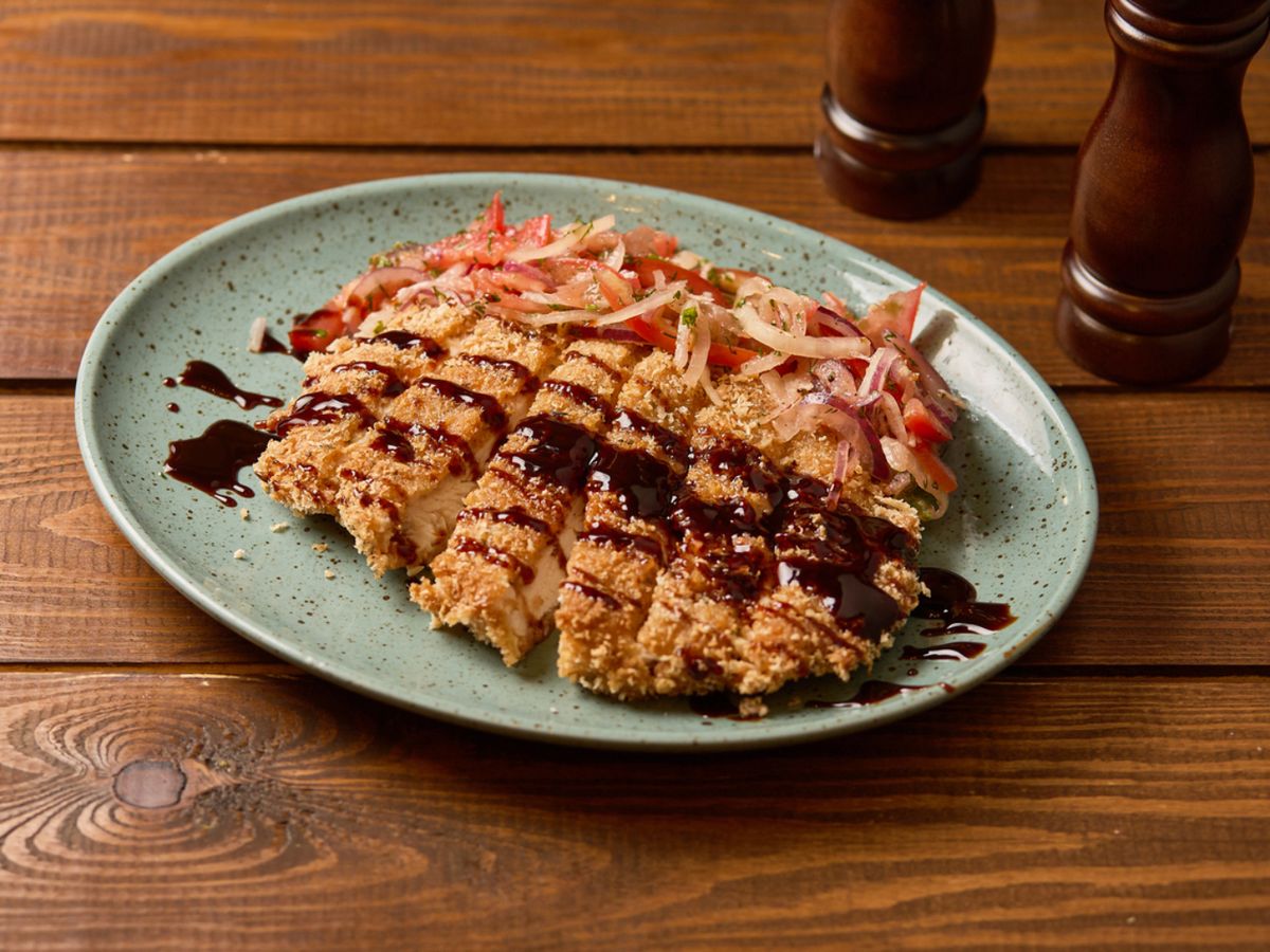 Katsu pollo empanado con panko japonés y acompañado de salsa tonkasu.