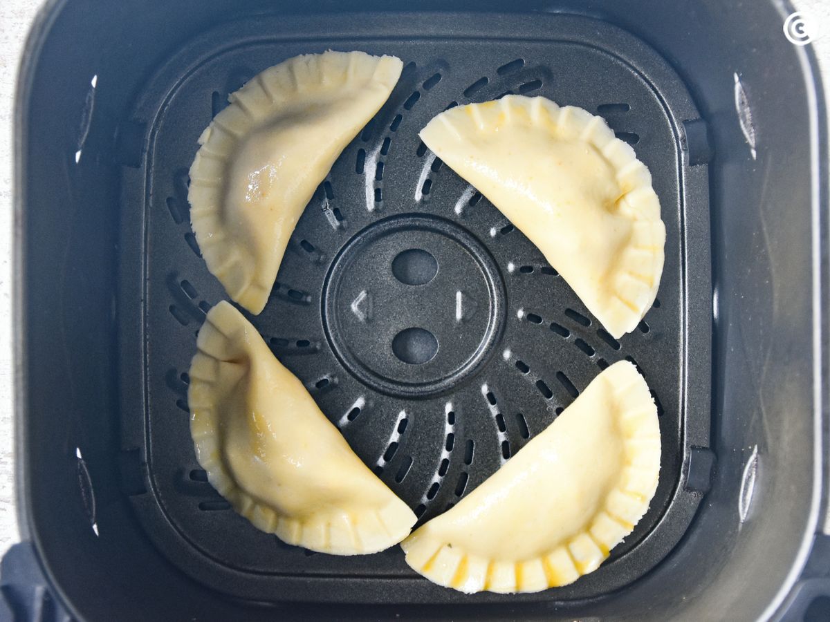 Coloca las empanadillas en la freidora de aire