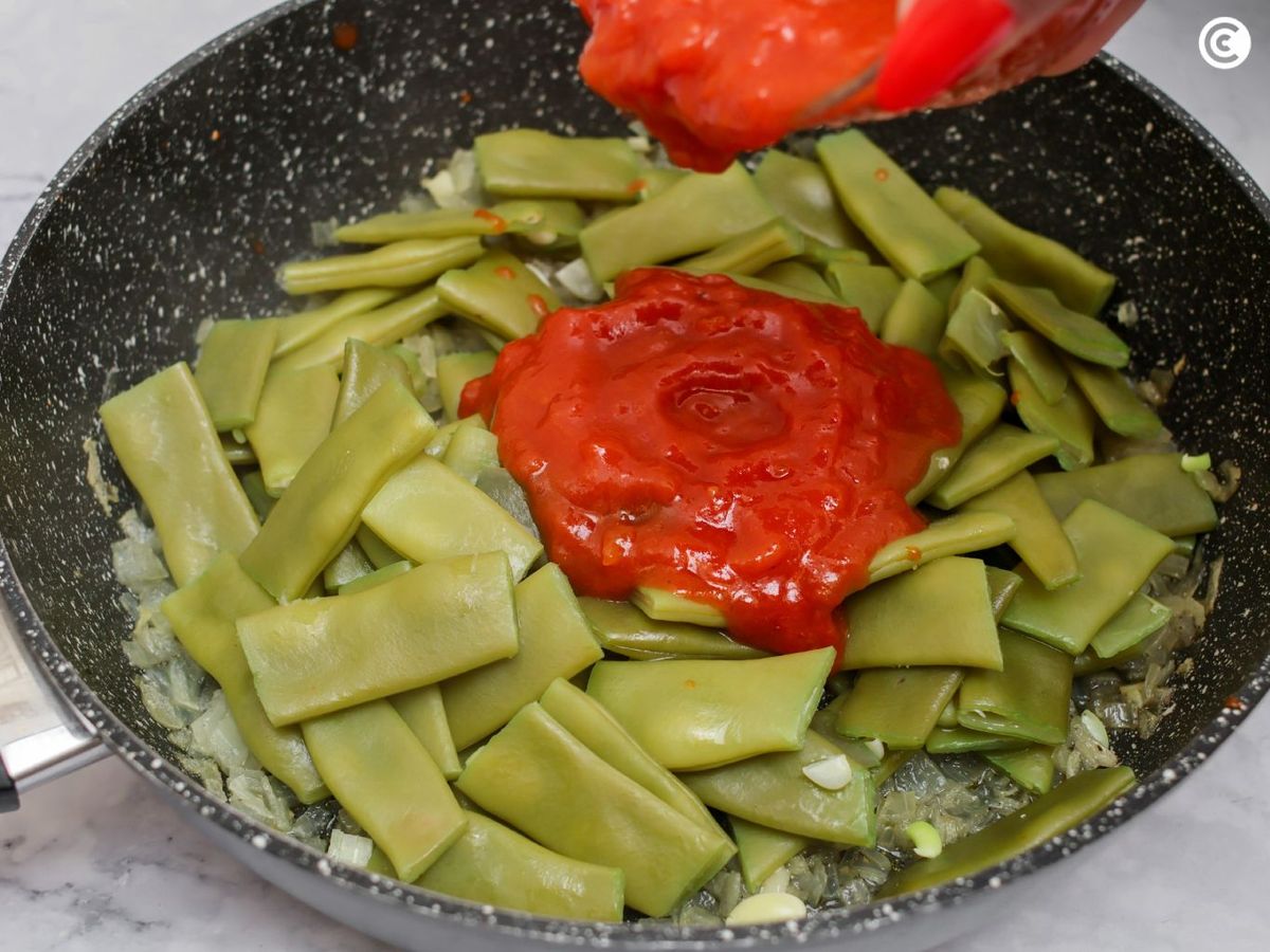 Cocinar las judías con tomate