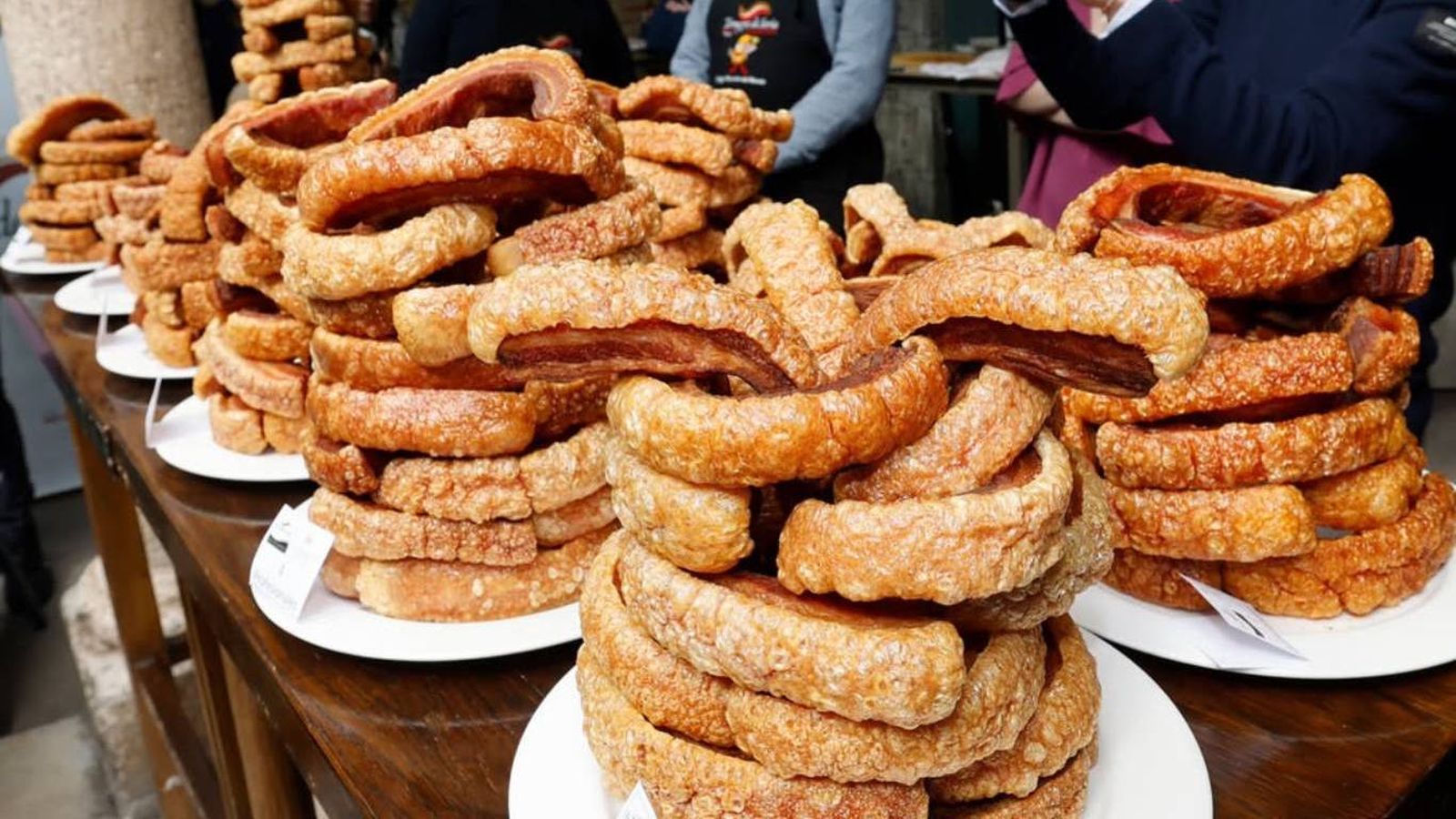 Torres de torreznos listas para ser valoradas en el concurso. Torres de torreznos listas para ser valoradas en el concurso.
