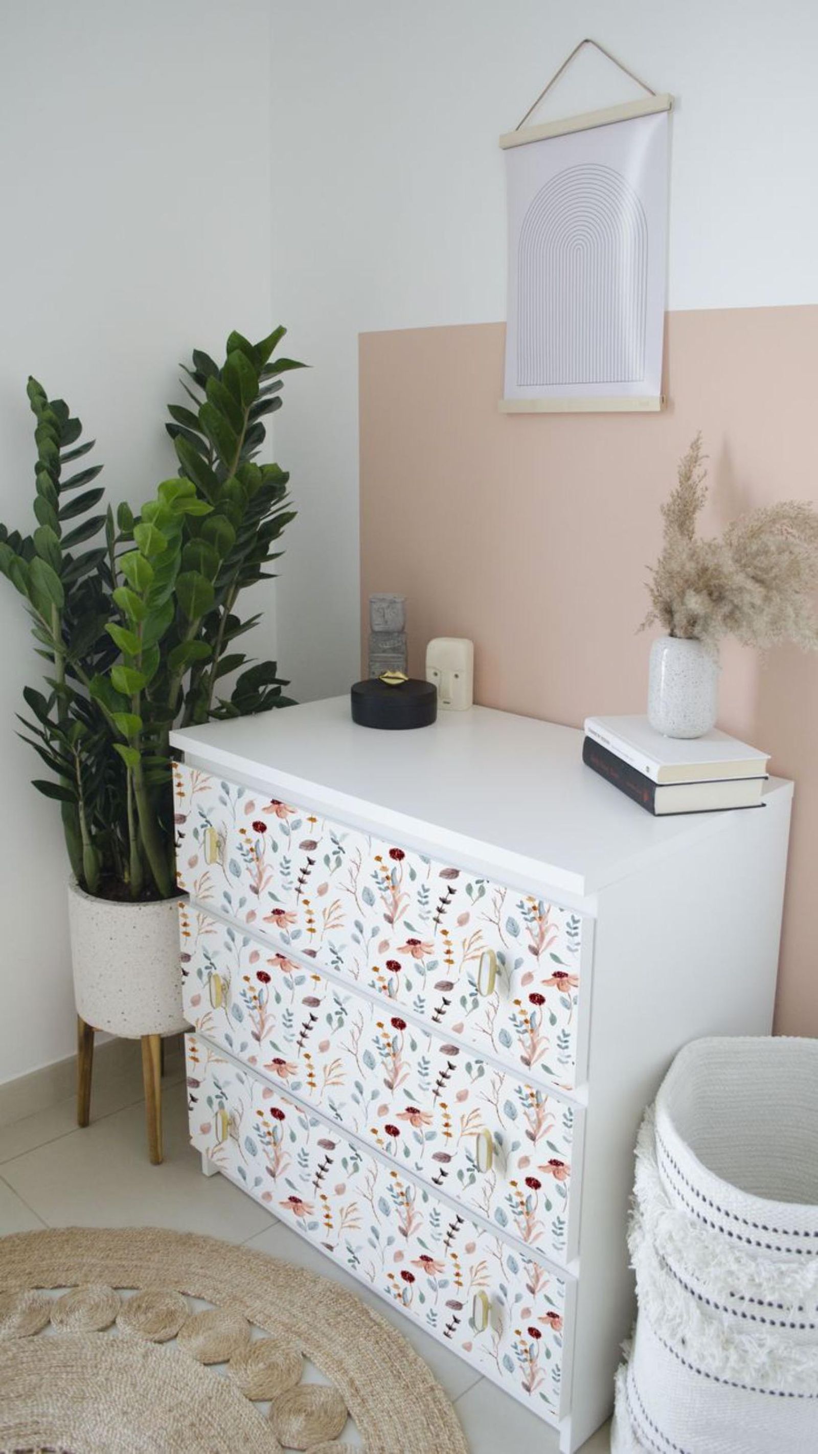 Cómoda decorada con vinilo decorativo floral. Cómoda decorada con vinilo decorativo floral.