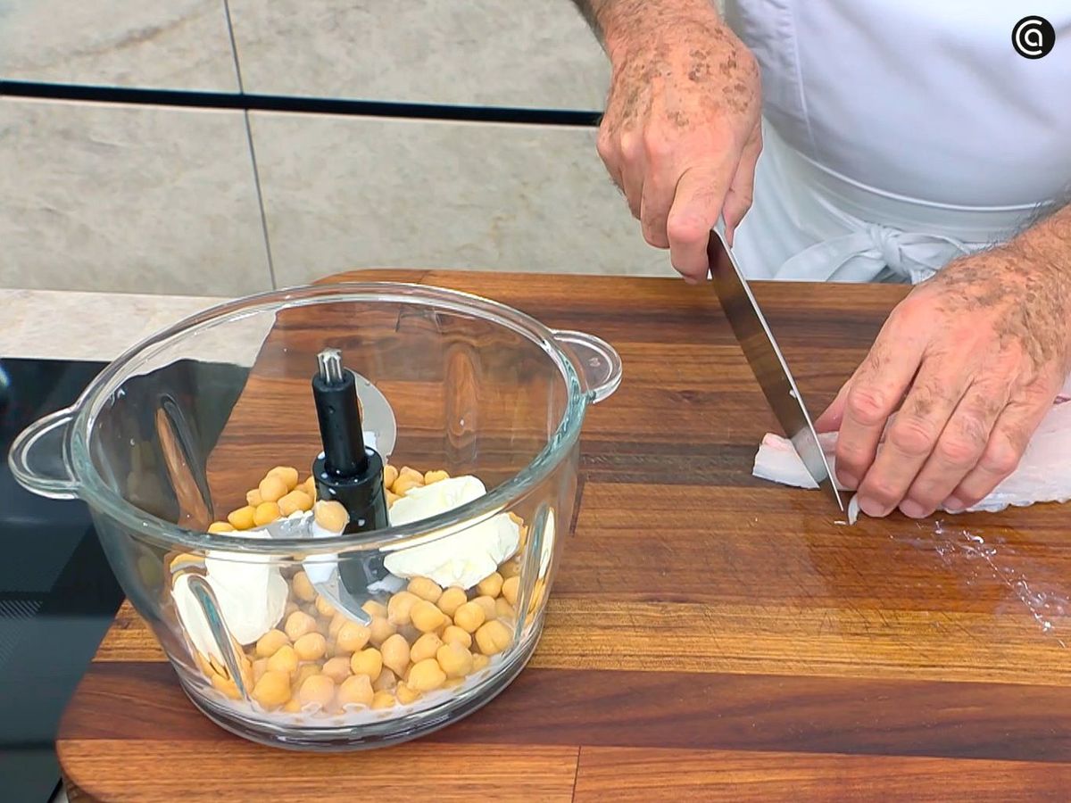 Triturar los ingredientes de los nuggets de merluza y garbanzos