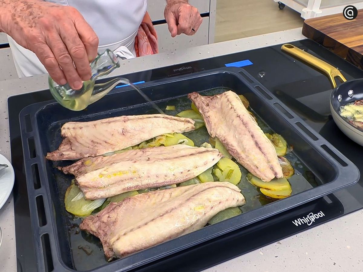 Agrega vinagre sobre los chicharros asados para hacerlos a la bilbaína