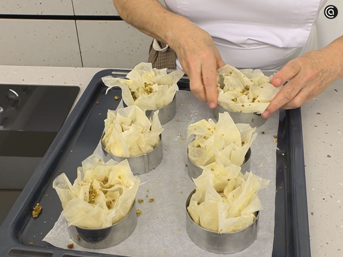 Reparte los frutos secos por la superficie y hornea hasta que estén doraditos