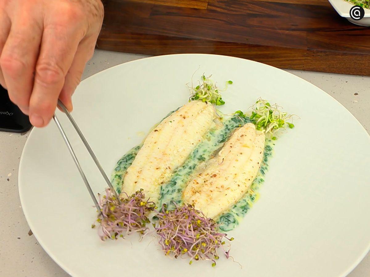 Acompaña el lenguado con espinacas con brotes de rabanito y de lombarda