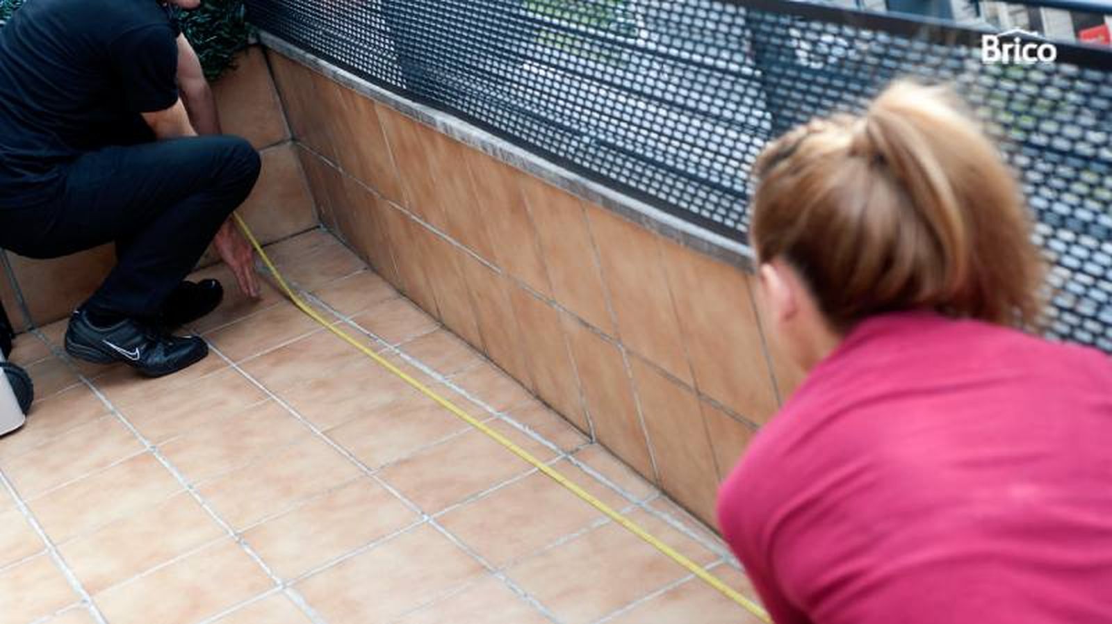 Midiendo un balcón con un flexómetro Midiendo un balcón con un flexómetro