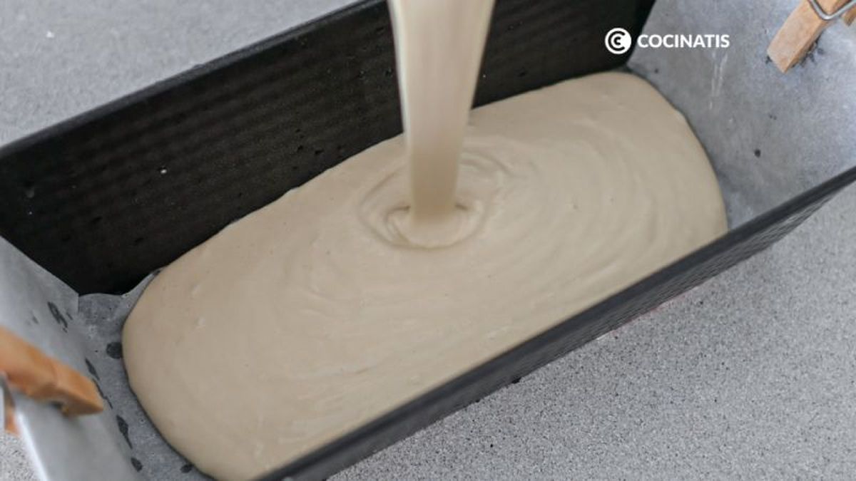 Pasar la masa del bizcocho al molde para horno