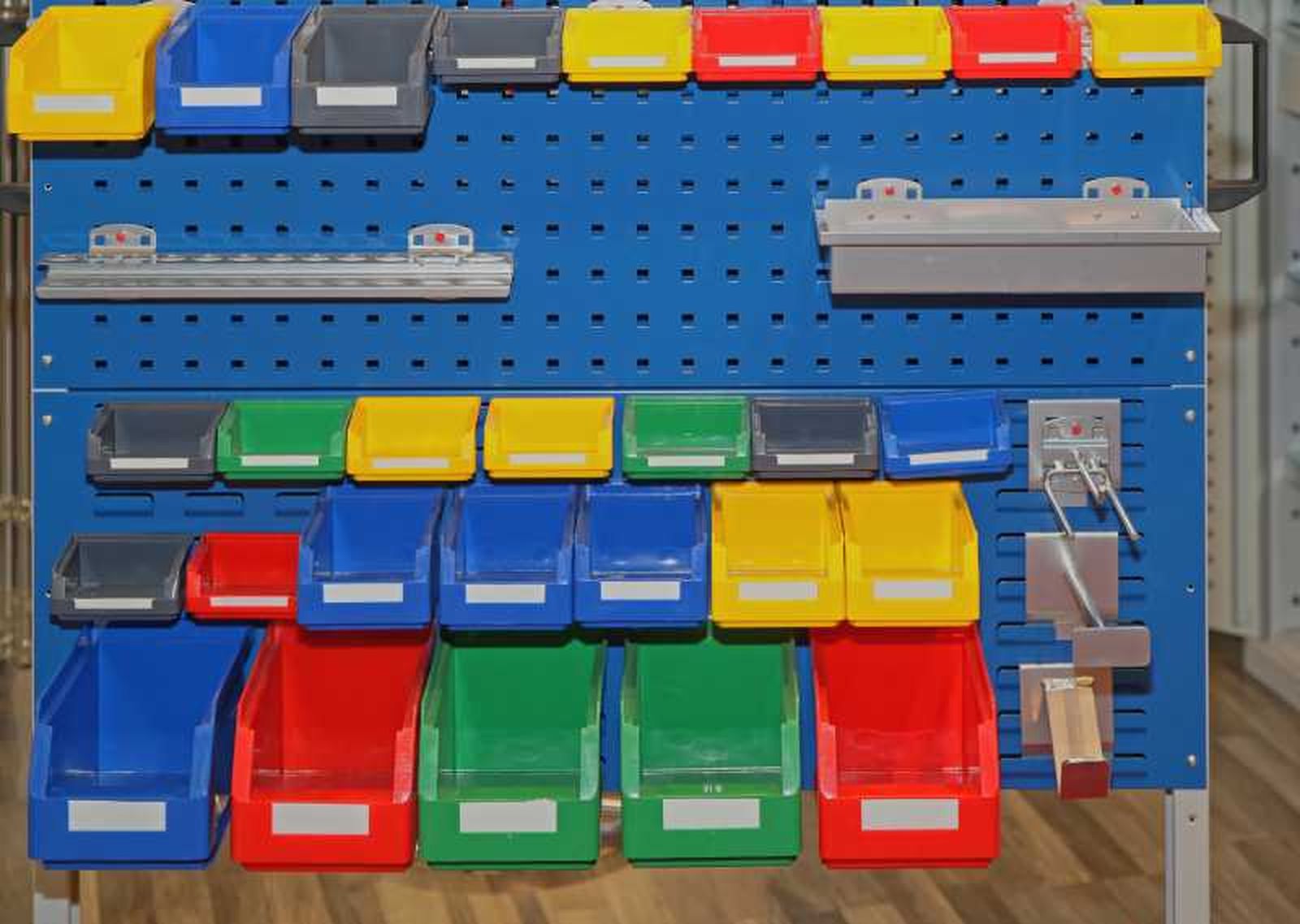 Recipientes para almacenamiento con etiqueta para organizar el garaje. Recipientes para almacenamiento con etiqueta para organizar el garaje.