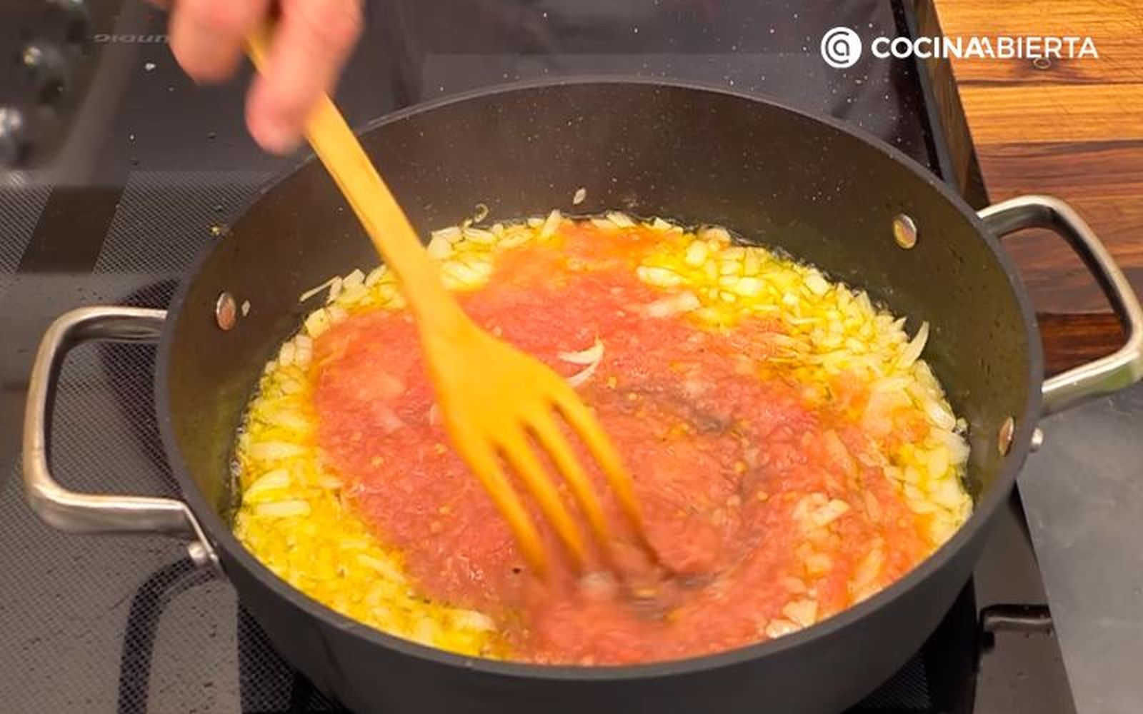 Cocina el sofrito durante tres minutos Cocina el sofrito durante tres minutos