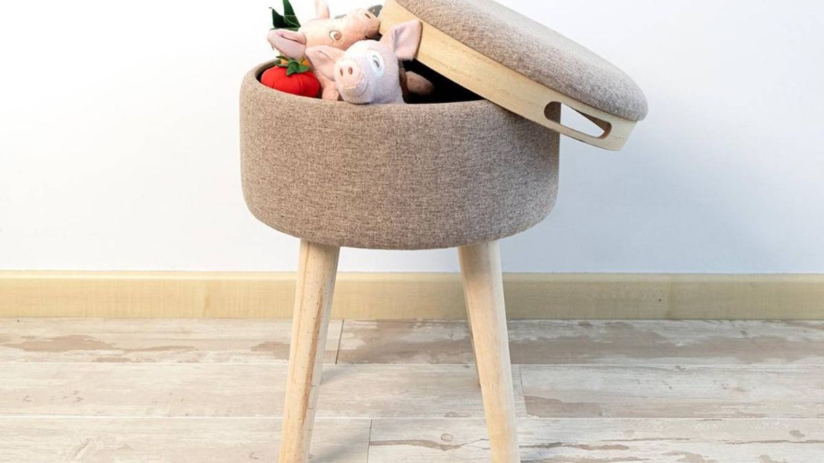 Taburetes o puffs con espacio interior son una solución funcional y decorativa para el orden diario.