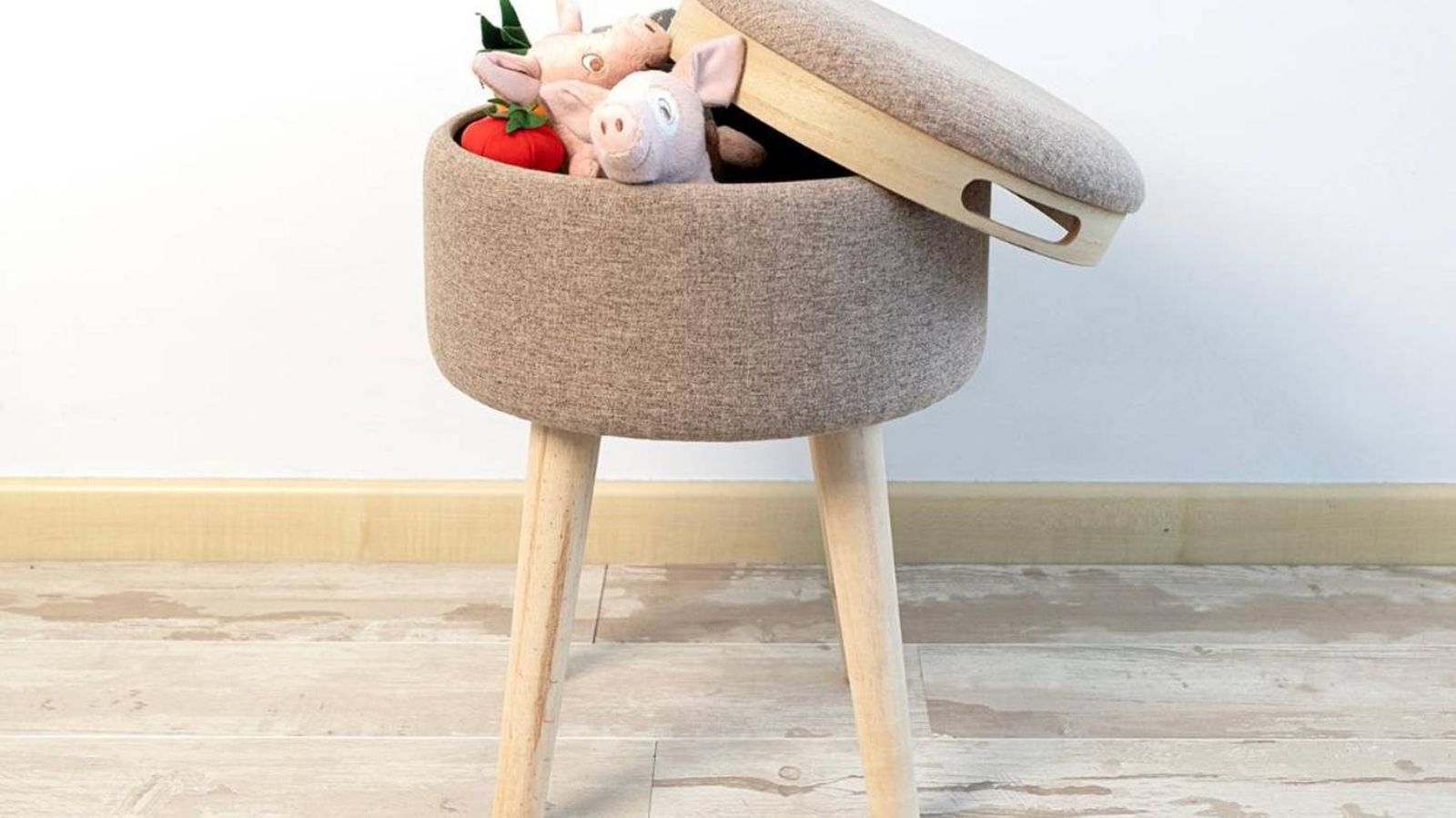 Taburetes o puffs con espacio interior son una solución funcional y decorativa para el orden diario. Taburetes o puffs con espacio interior son una solución funcional y decorativa para el orden diario.