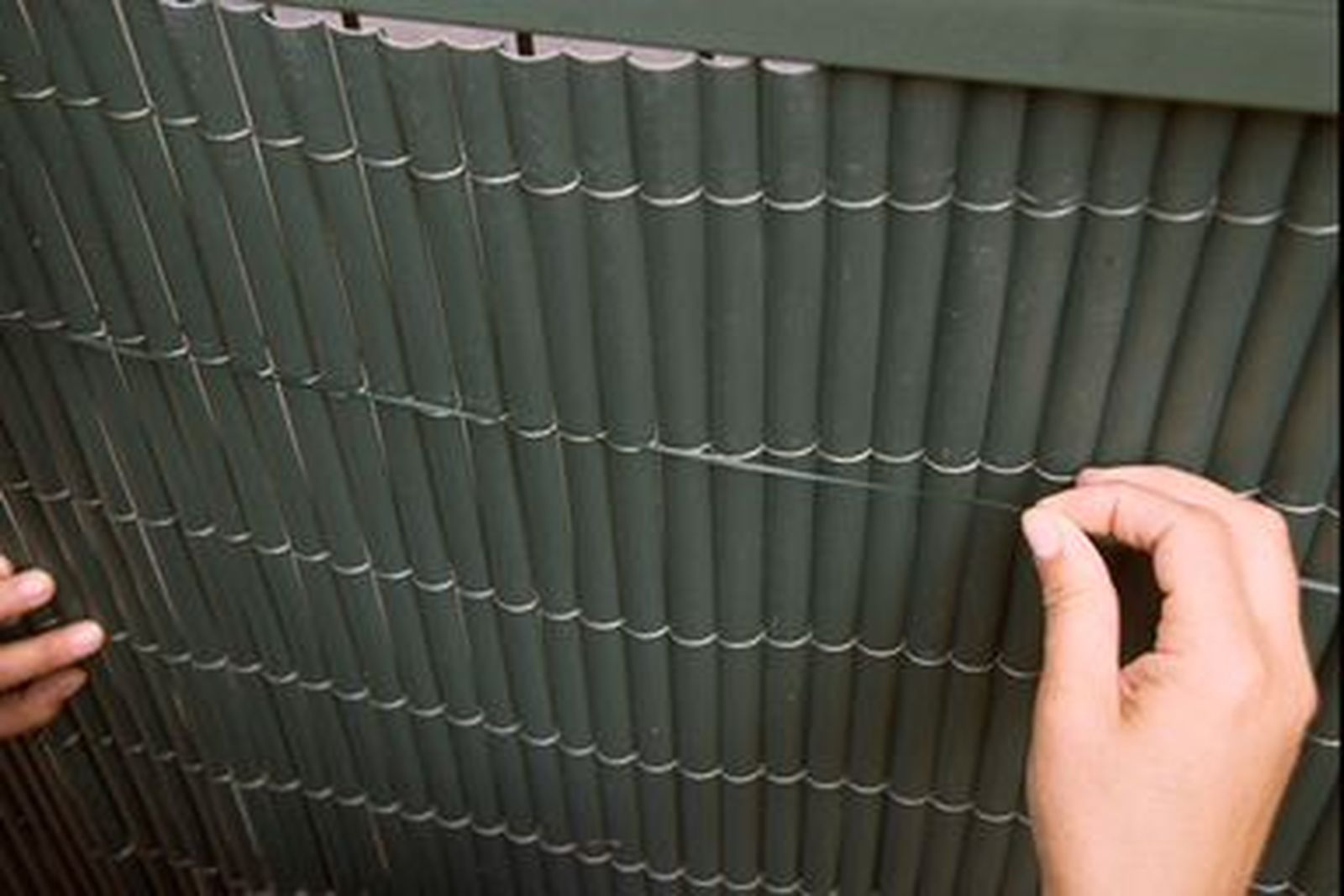 Forrar puerta metálica exterior con cañizo de plástico paso 6 Forrar puerta metálica exterior con cañizo de plástico paso 6