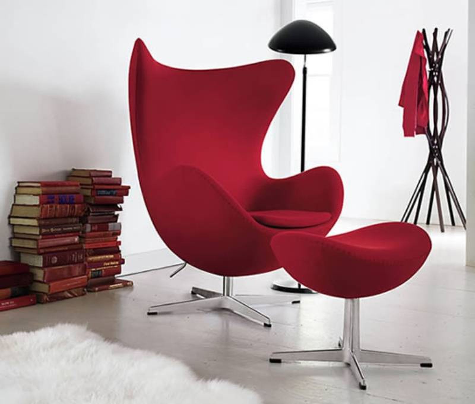 Silla Egg en cachemira de color rojo con reposapiés. Silla Egg en cachemira de color rojo con reposapiés.