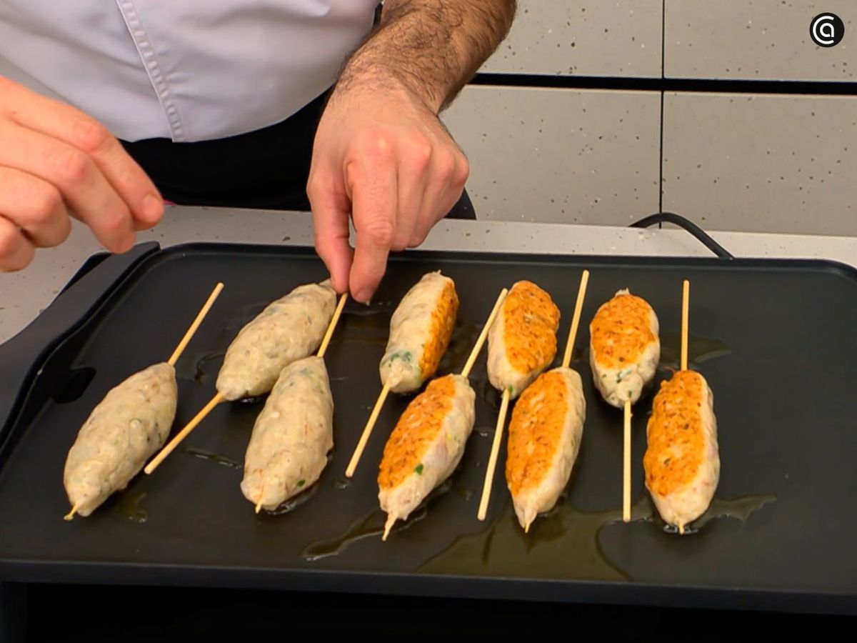 Dora las brochetas en una plancha eléctrica engrasada con un poco de aceite