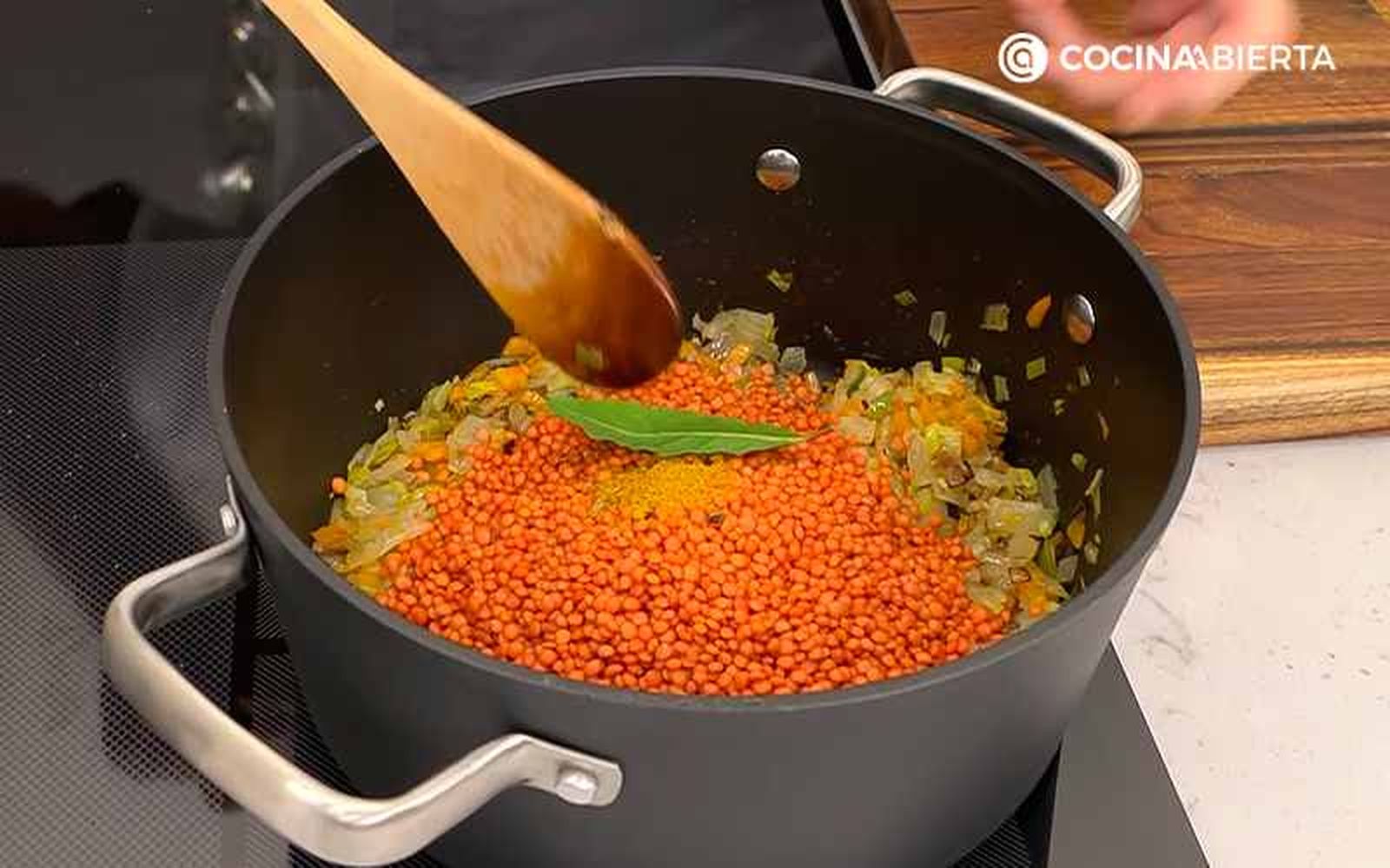 Añade el curry y la hoja de laurel Añade el curry y la hoja de laurel