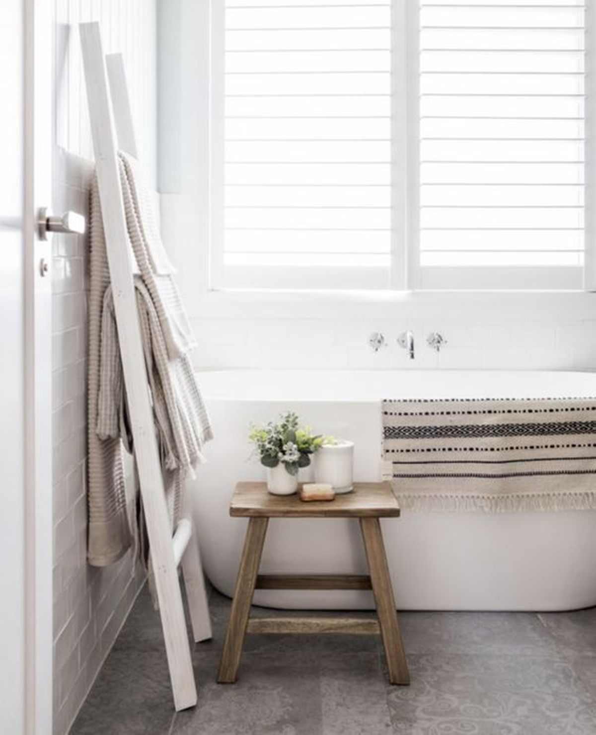 bano con banco madera pinterest Adore Magazine