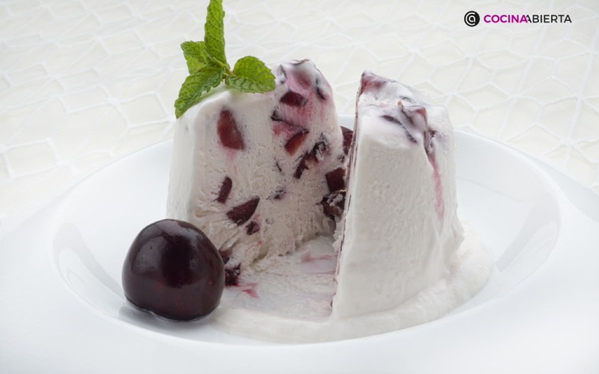 Semifrío de cerezas, un refrescante postre de Karlos Arguiñano