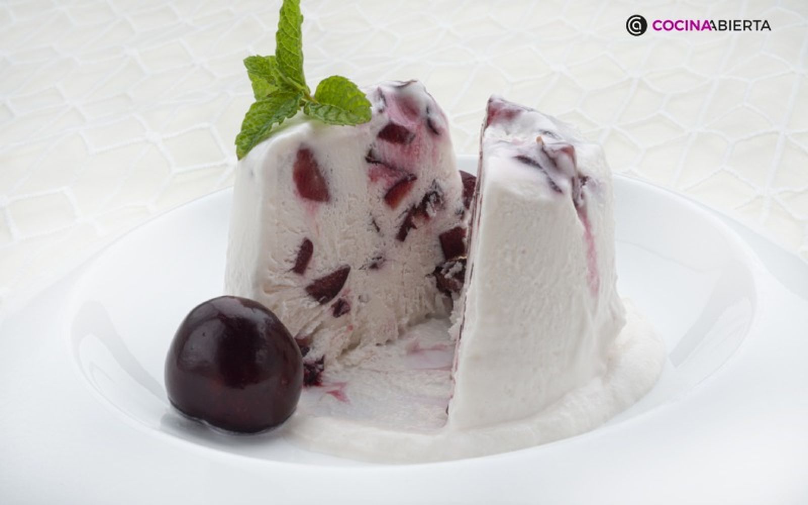 Semifrío de cerezas, un refrescante postre de Karlos Arguiñano