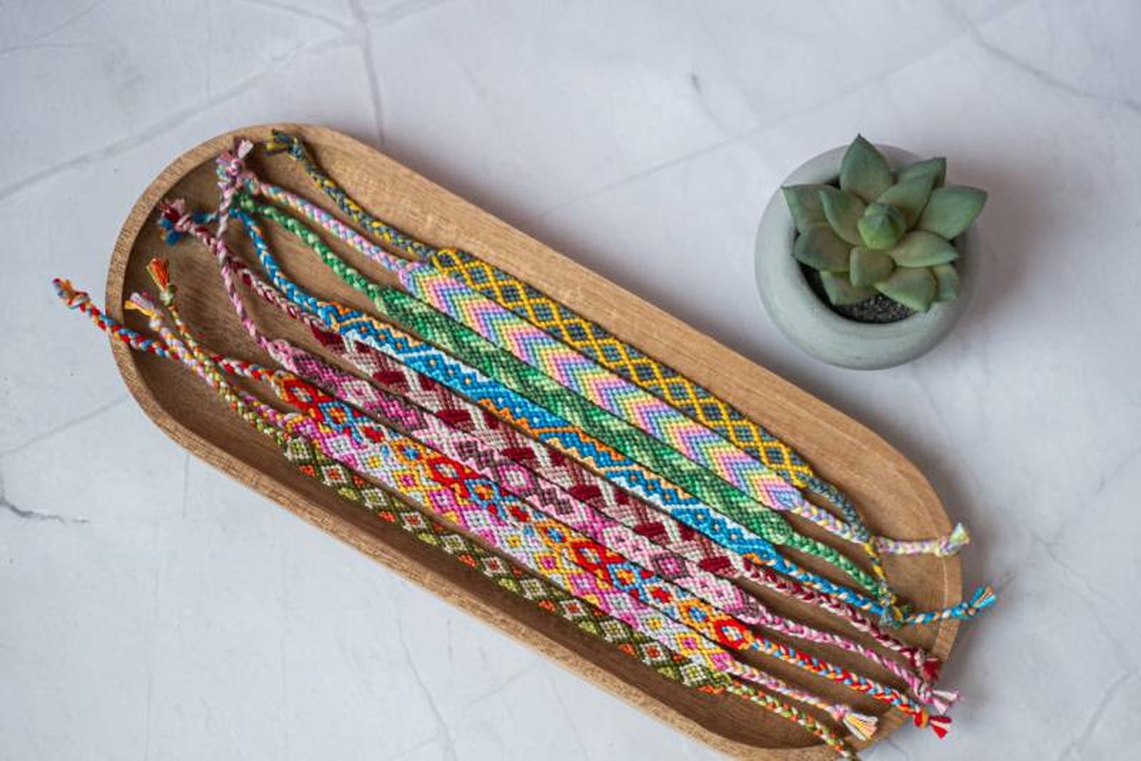 Pulseras de hilo étnicas de colores. Pulseras de hilo étnicas de colores.