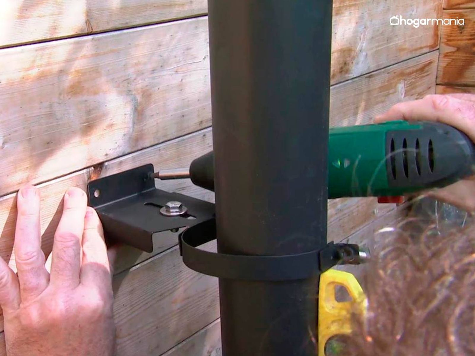 Coloca las abrazaderas para fijar el tubo