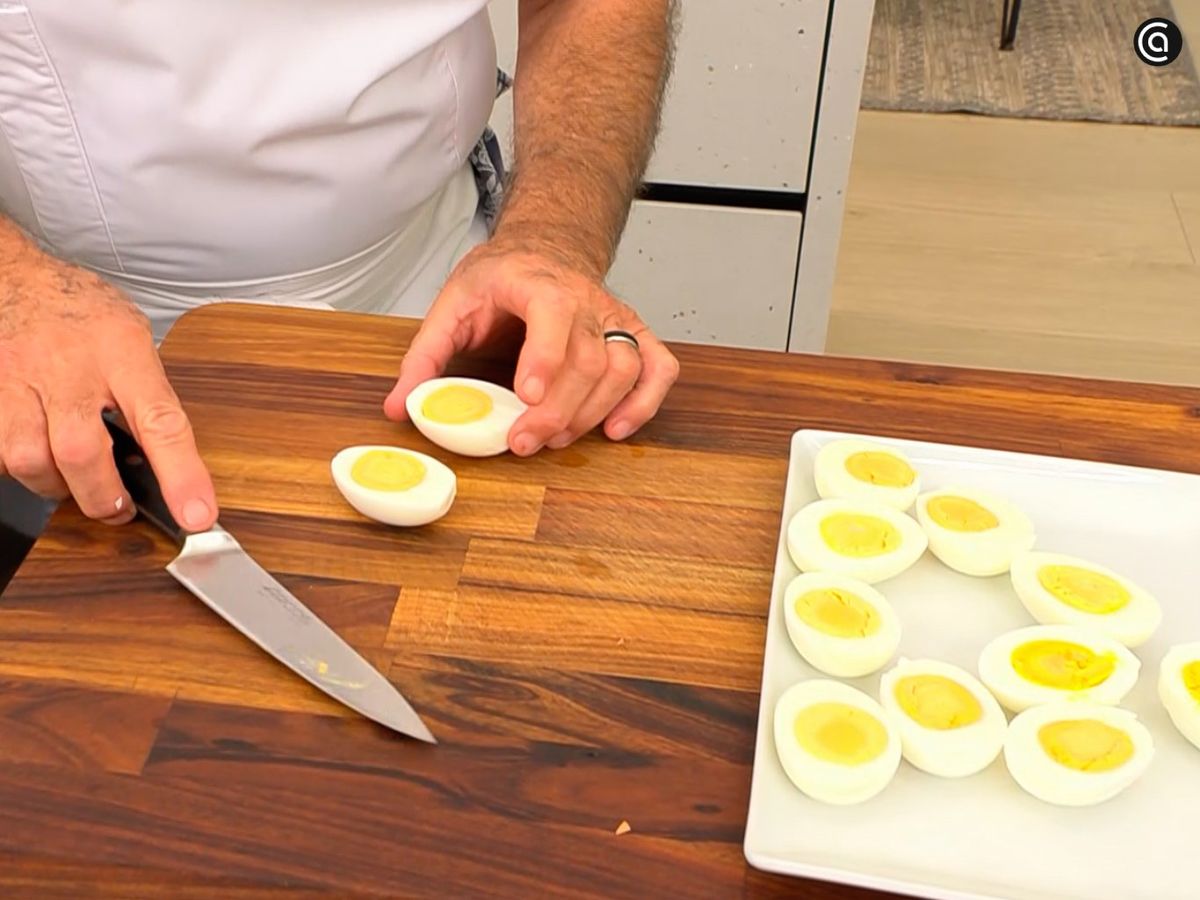 Cuece los huevos, separa las yemas y reserva tres