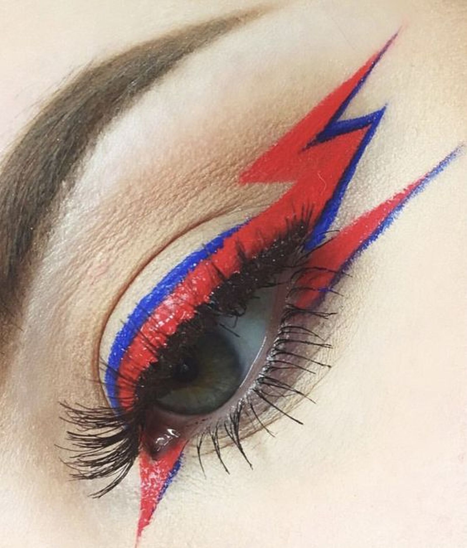 Maquillaje de rayo en el ojo Maquillaje de rayo en el ojo