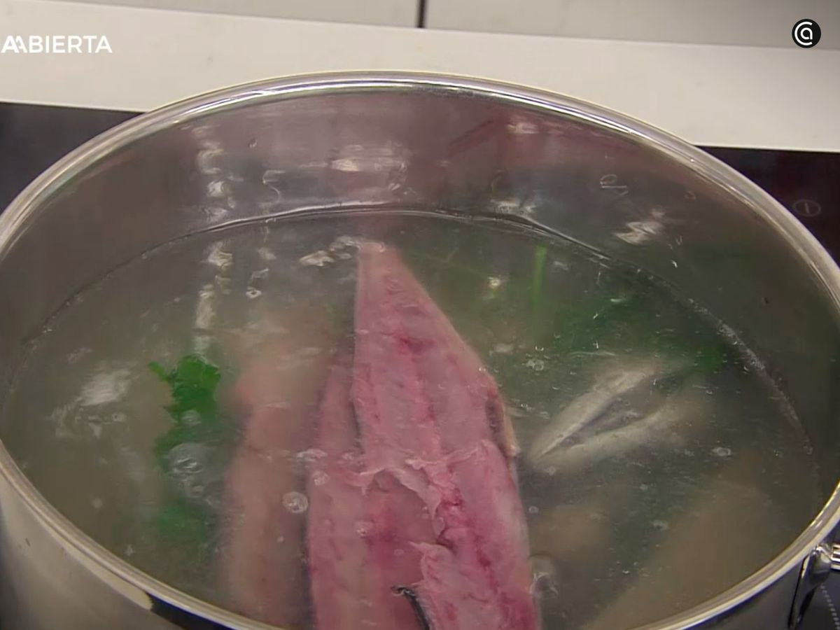 Prepara un caldo con las espinas de la caballa