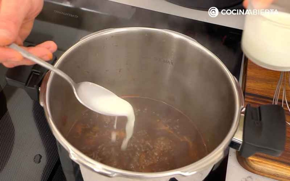 Agrega la harina de maíz diluida en agua para espesar la salsa