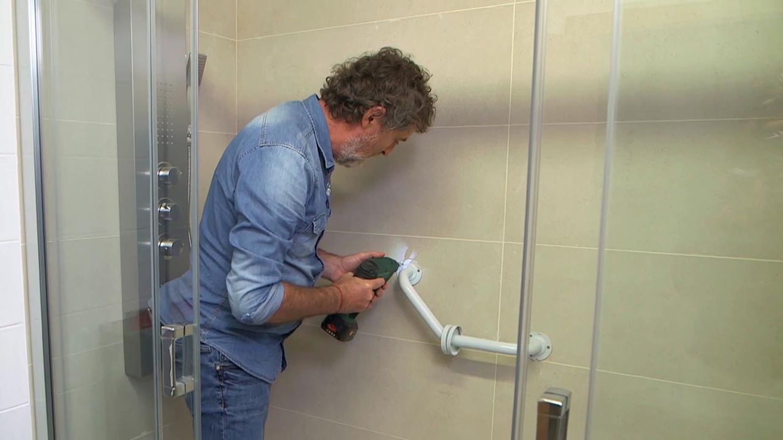 Como colocar accesorios de seguridad en el bano paso 3 Como colocar accesorios de seguridad en el bano paso 3