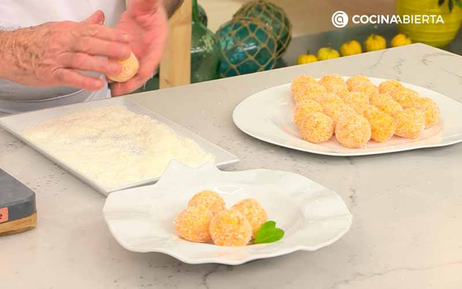 Reboza las bolitas y decora Reboza las bolitas y decora