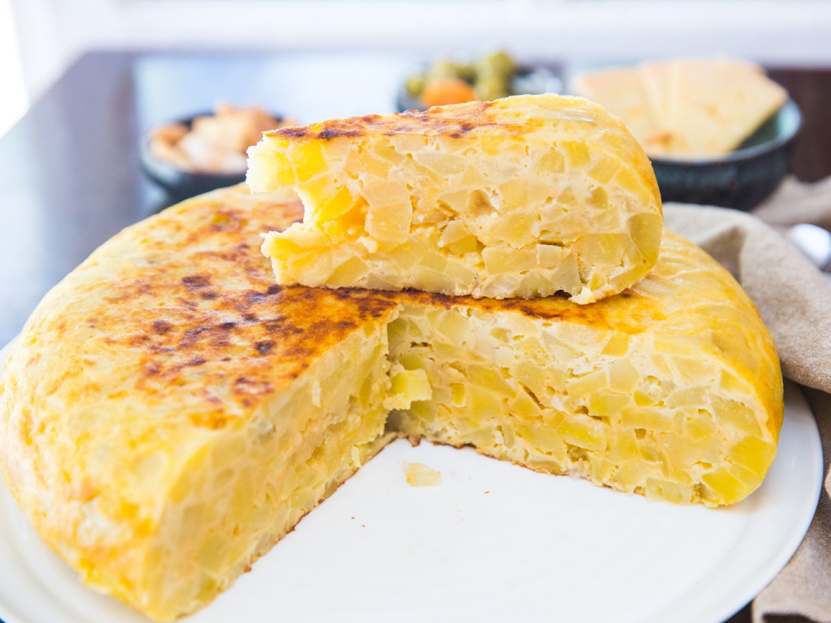 Con los dados, la tortilla mantiene su forma y cada bocado tiene más consistencia.