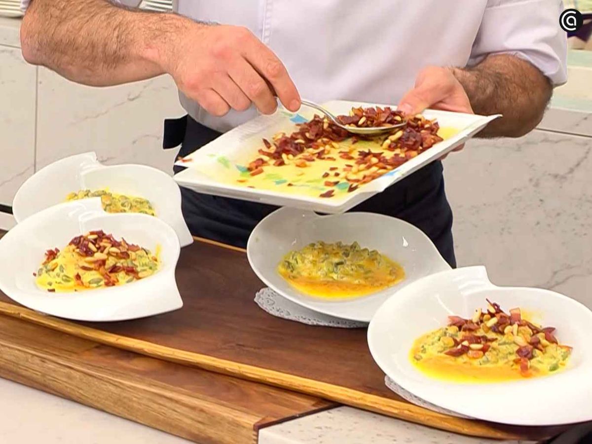 Sirve el gratín de habitas con crujiente de ibéricos