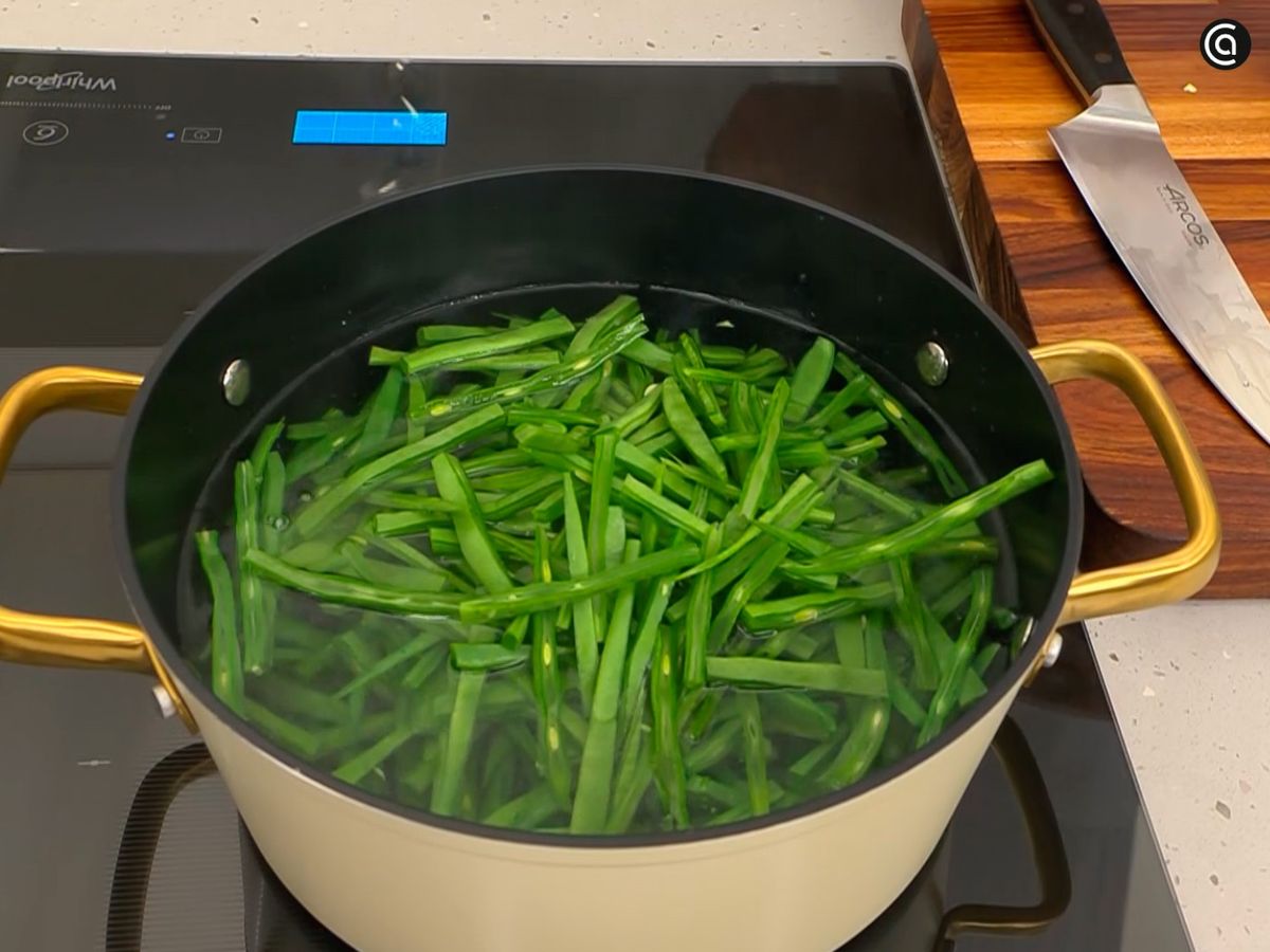 Corta las judías verdes y ponlas a cocer