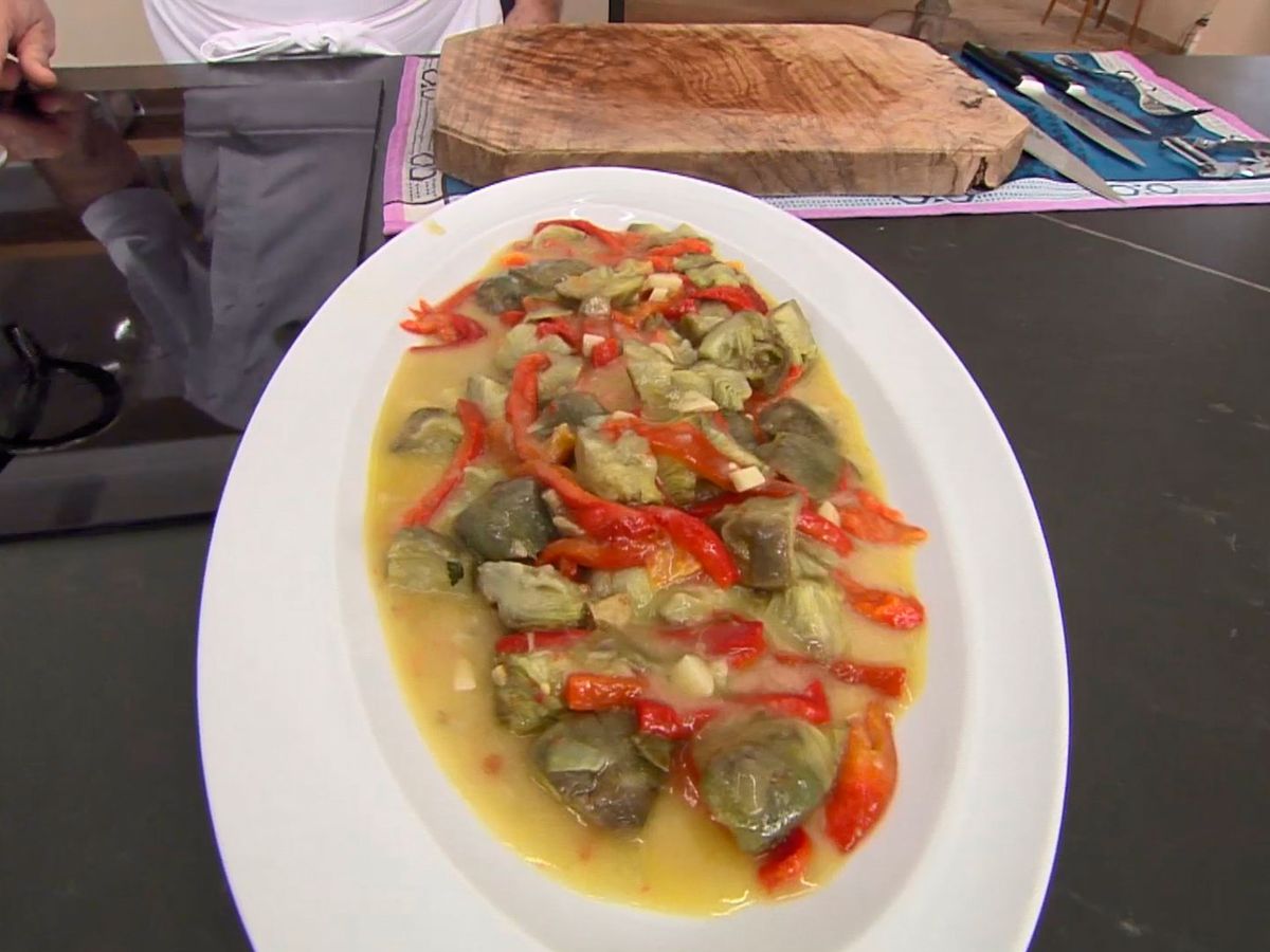 Rehógalo todo junto y sirve en una bandeja grande