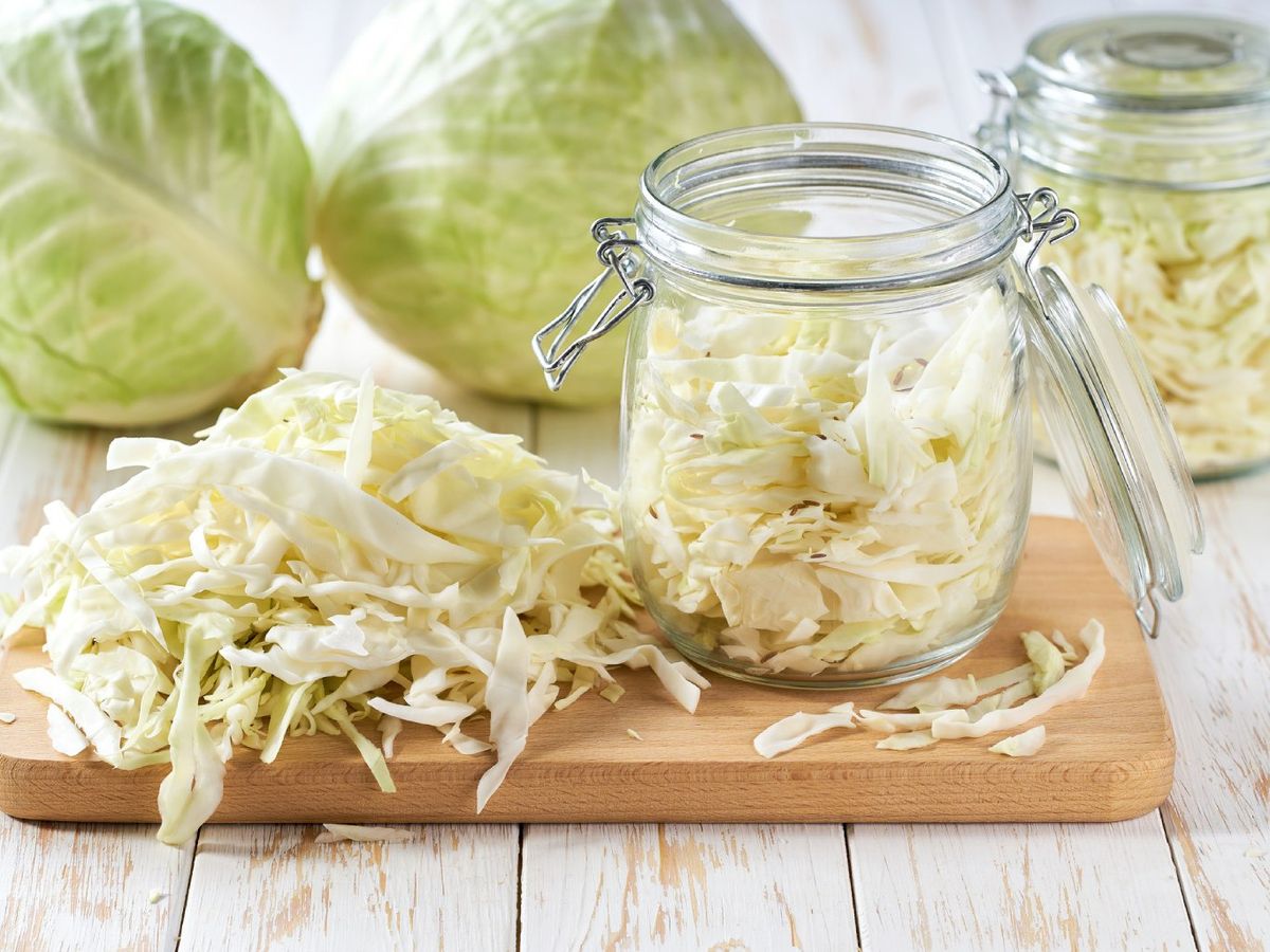 El chucrut se elabora con col rallada o cortada finamente y sal
