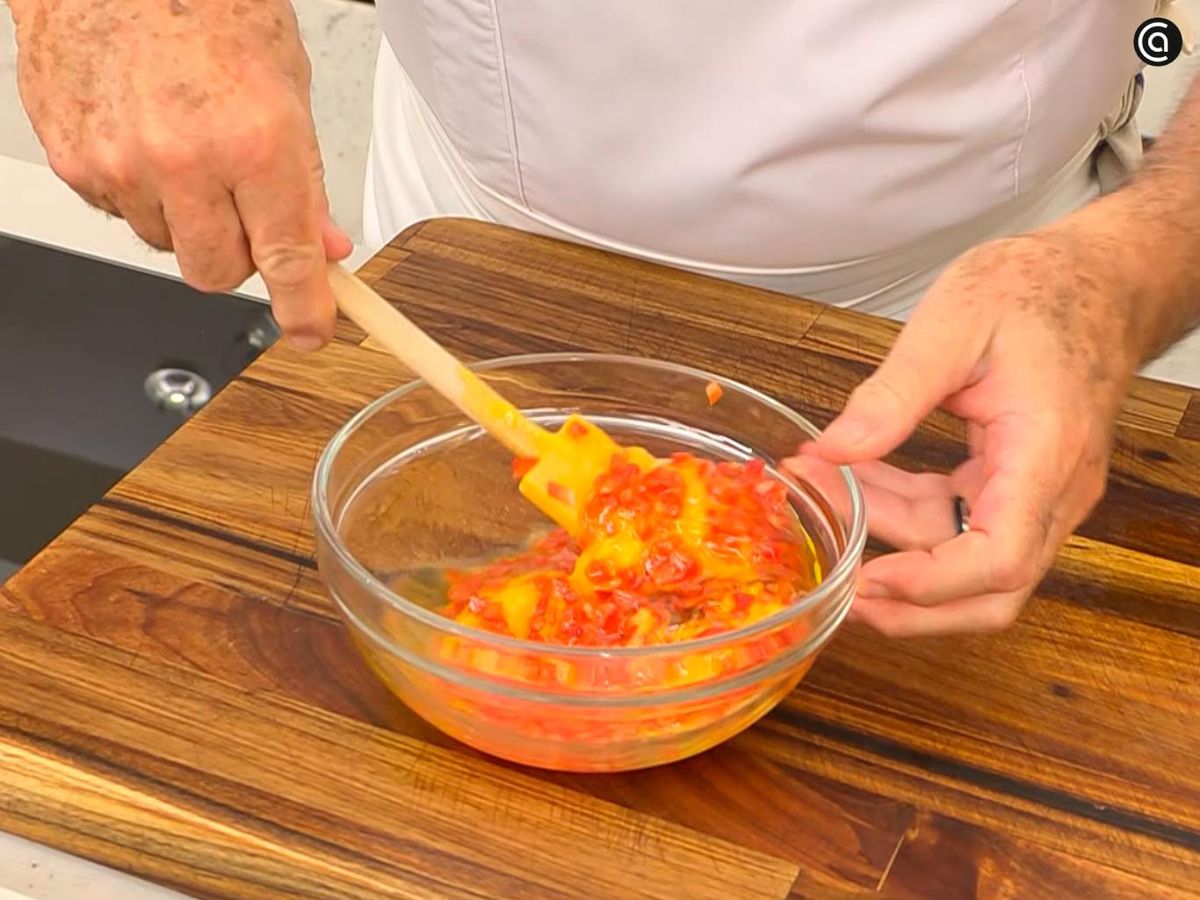 Mezcla el pimiento rojo con el puré de mango